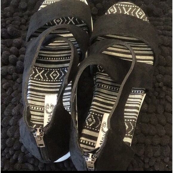 Very G Allie Platform Gladiator Sandals size 9.5 or 10, Black and White - Picture 2 of 9